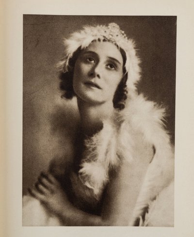 Anna Pavlova (Pavlovna) (1881-1931) i balletten The Dying Swan av Camille Saint-Saens, Anonym. Kromolitografi, , Privat samling av Anonymous Anonymous