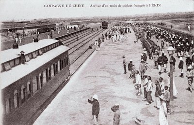 Ankomst av et fransk soldattog i Pekin under den kinesiske kampanjefotograferingen rundt 1900-1901 - Privat samling av Anonymous Anonymous