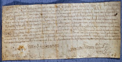 Charter of King Charlemagne (Charles I, Charles the Great eller Carolus Magnus) (742-814) som fritar klosteret Saint Denis fra bompenger under messen. Slutten av det 8. århundre. Paris, Nasjonalarkivet av Anonymous Anonymous