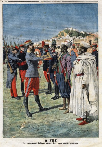 Kommandør Edouard Bremond (1868-1948) dekorerer to gamle marokkanske soldater i Fez. Gravering i "" Le Petite Journal"", 21.01.1912. Privat samling. av Anonymous Anonymous
