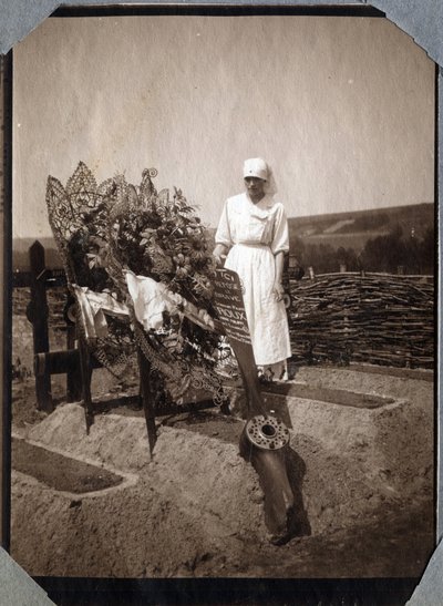 Første verdenskrig 1914-1918: sykepleier (Therese Pavillou?) i en bluse på graven til den franske pilotsersjanten Roux, som døde i en alder av 21, i Couville, Manche, Basse-Normandie (Nedre-Normandie), Frankrike. Anonym fotografi juli 1917. Privat samling, av Anonymous Anonymous