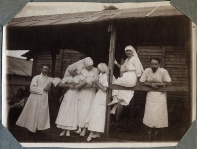 Første verdenskrig 1914-1918: sykepleiere og leger i bluse i Couville, Manche, Basse-Normandie (Basse Normandie), Frankrike. Anonymt fotografi juli 1917. Privat samling, Stella. av Anonymous Anonymous