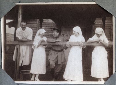 Første verdenskrig 1914-1918: sykepleiere i en morsom bluse med soldater og en lege i Couville, Manche, Basse-Normandie (Nedre-Normandie), Frankrike. Anonymt fotografi juli 1917. Privat samling, Stella. av Anonymous Anonymous