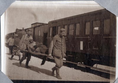 Første verdenskrig 1914-1918: soldatsår og bårer på en stasjon i Den engelske kanal, Nedre Normandie (Nedre Normandie), Frankrike. Anonym fotografering mai 1917. Privat samling, Stella. av Anonymous Anonymous
