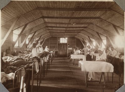 Første verdenskrig 1914-1918: sårede soldater og sykepleiere fra det franske røde kors (rødt kors), leir Couville i Den engelske kanal, Nedre Normandie (Nedre Normandie), Frankrike. Anonymt fotografi juli 1917. Privat samling, Stella. av Anonymous Anonymous
