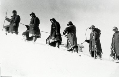 Første verdenskrig: Italienske alpejegere (alpino eller alpini) under en oppstigning av Anonymous Anonymous