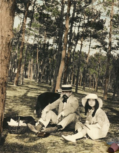 Den franske komponisten Claude Debussy (1862-1918) og hans datter Chouchou sitter på piknik i en furu nær Arcachon av Anonymous Anonymous