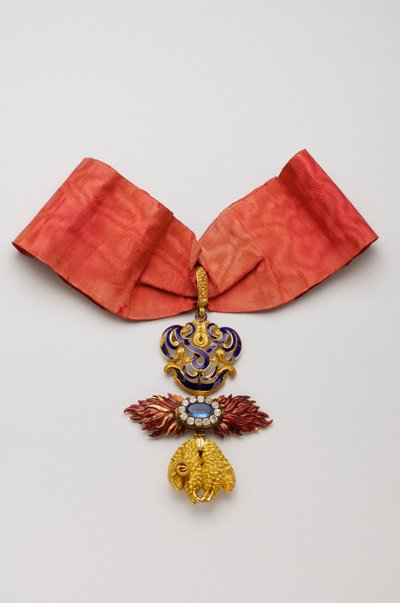 Ordenen til det gylne skinn: Spansk gullskind - Insignier tilhørende Jean Charles de Saldanha Oliveira e Daun (1790-1876) - Midt på 1800-tallet - Gull, diamanter, safir og emaljer - H 10,6 cm; b 7,6 cm; vekt: 96 g - Privat samling av Anonymous Anonymous