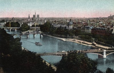 Paris: panorama av Seinen mot Cathedrale Notre Dame (Notre-Dame) og Ile de la Cite. Fotografi av 1920 i "" Artistic Album "" av byen Paris. Privat samling. av Anonymous Anonymous