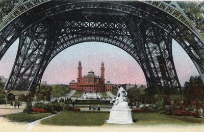 Paris: Palais du Trocadero sett under Eiffeltårnet. Fotografi av 1920 i "" Artistic Album "" av byen Paris. Privat samling. av Anonymous Anonymous