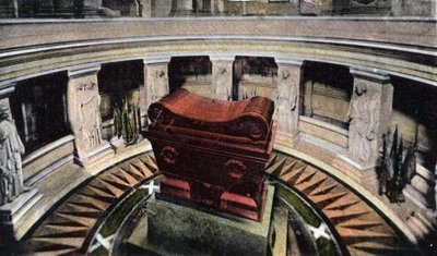 Paris: graven til Napoleon I Bonaparte (1769-1821) ved Invalides. Fotografi av 1920 i "" Artistic Album "" av byen Paris. Privat samling. av Anonymous Anonymous