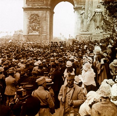 Fotografi - Stereoskopisk glassplate om første verdenskrig: Den parisiske befolkningen på seiersdagen i 1919, privat samling av Anonymous Anonymous