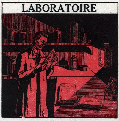 Photography: a photographer in his laboratory to develop photos. Anonymous illustration from 1925. Private collection. av Anonymous Anonymous