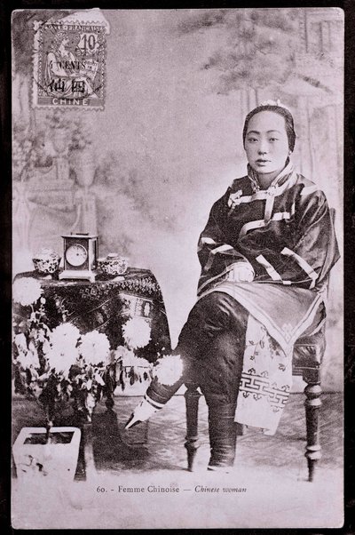 Portrett av kinesisk kvinne i tradisjonell drakt Hun har stripeføtter - Fotografi fra begynnelsen av 1900-tallet - Privat samling av Anonymous Anonymous