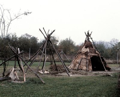 Rekonstituering av et gallisk landsbytelt. Archeodrome of Burgundy av Anonymous Anonymous