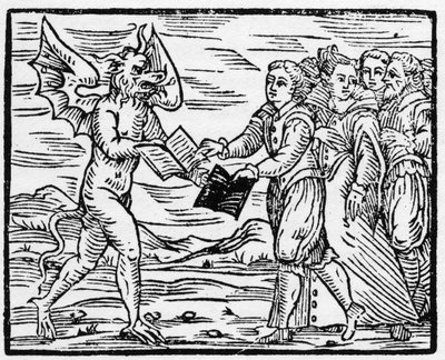 Satan presenterer en svart bok til tilhengere i bytte mot boken av evangeliene - "Compendium Maleficarum", omhandler hekser, deres ulykker og deres sorteringer av Francesco Maria Guazzo eller Guaccio eller Guaccius (15?? -16??) 1608 Private Colle av Anonymous Anonymous