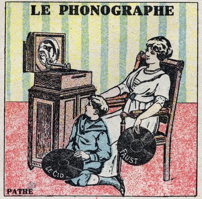 Lydenergi: fonografen. En mor og hennes sønn hører på en plate på en Pathe-fonograf. Anonym illustrasjon fra 1925. Privat samling. av Anonymous Anonymous