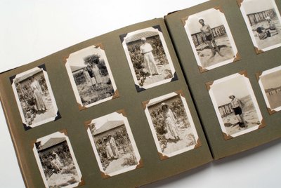 Stilleben av et fotoalbum (fotografisk) rundt 1925. av Anonymous Anonymous