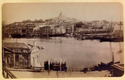 Byen Marseille og dens omgivelser rundt 1885 -1890: Den gamle havnen og Notre Dame de la Garde, Privat samling av Anonymous Anonymous