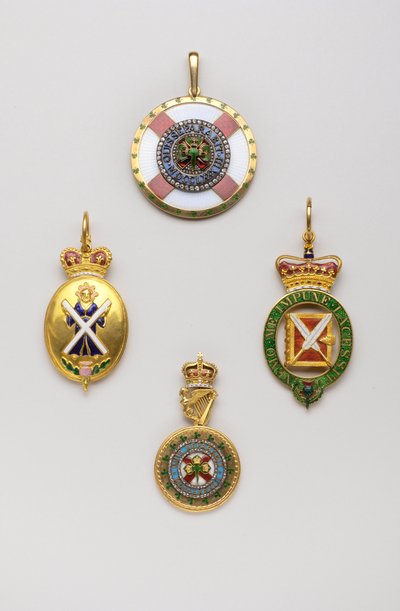 Storbritannia - Thistle Order - Venstre: Insignia of herald of Scottish våpen, dette insignia er ikke utelukkende knyttet til Order of Thistle, midten av 1700-tallet, Gold and Emals, H 7 cm; b 3,8 cm; vekt: 36 g - Høyre: insignier for dekan ved O av Anonymous Anonymous