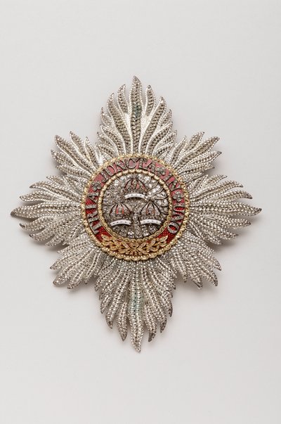 Storbritannia - Order of the Bath: Knight's plakett tilhørende George IV (1762-1830), regent, daværende konge av England (1820-1830) - Produsert av Rundell, Bridge & Rundell, London - 1813 - Gull, sølv, diamanter og emaljer - H 11,9 cm; b 10,6 cm;  av Anonymous Anonymous