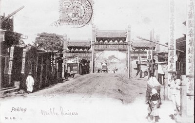 Utsikt over en port til byen Pekin, Kina, fotografi fra 1906 - Privat samling av Anonymous Anonymous