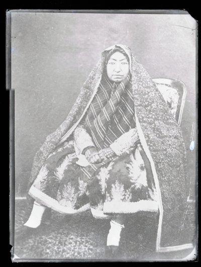 Studioportrett: Nasir Al-Din Shahs mor, Mahd-i Awliya (s/hvitt-bilde) av Antoin Sevruguin