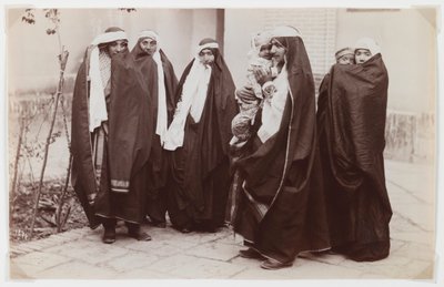 Gruppe tilslørte kvinner med en baby (sølvalbuminfoto) av Antoin Sevruguin
