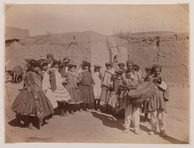 Gruppe kvinner som danser i stammedrakt (sølvalbumintrykk) av Antoin Sevruguin