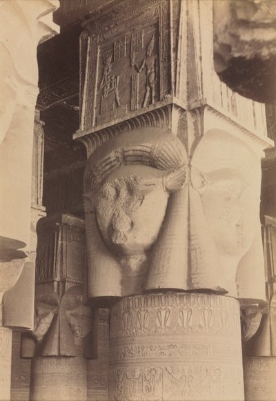 Dendera, interiøret i tempelet, Hathor Capitals av Antonio Beato