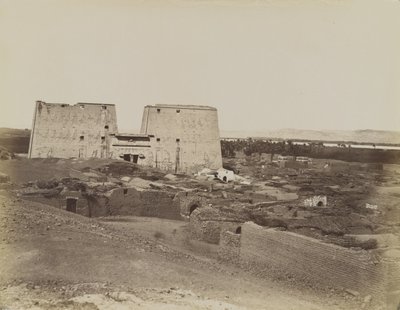 Edfu, utsikt over Pylon og Village av Antonio Beato