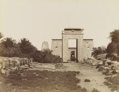 Karnaksfinkser og Ptolemaios pylon av Antonio Beato