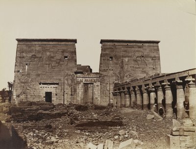 Philae, utsikt over pylonen med søyler av Antonio Beato
