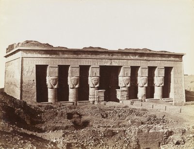 Temple of Dendera, utsikt fra nordøst av tempelets fasade av Antonio Beato
