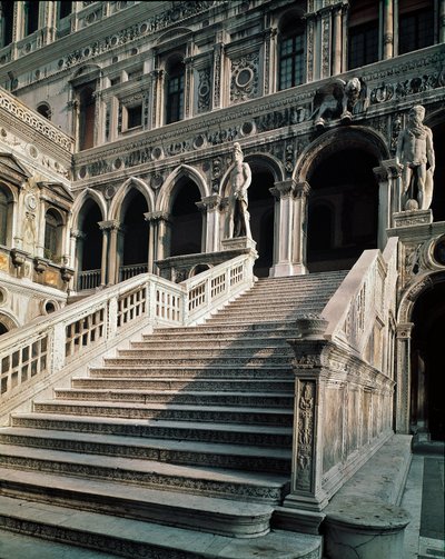 Utsikt over Scala dei Giganti (geantenes trapp) som fører til inngangen til hertugpalasset (palazzo ducale) laget av Antonio Rizzo (1430-1499) 1483-1491 Venezia av Antonio Rizzo