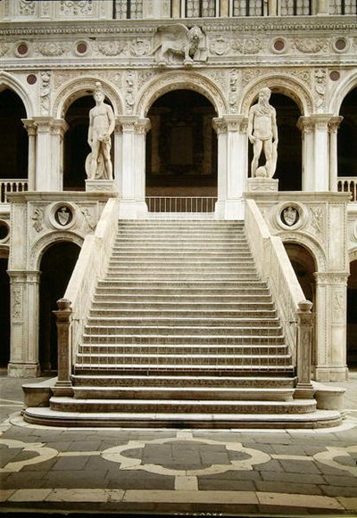 Utsikt over Scala dei Giganti, designet av Antonio Rizzo med statuer av Mars og Neptun av Jacopo Sansovino (1486-1570) av Antonio Rizzo