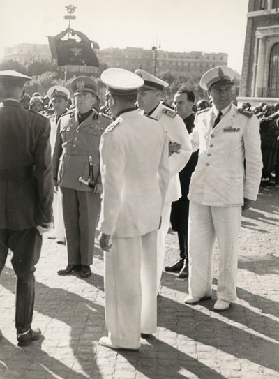 Album "MVSN- Blackshirts": Carlo Delcroix slutten av krigen og gullmedaljen i hvit uniform fra "Corporal of Honour" fra MVSN (s/hv-bilde) av Antonio Savio
