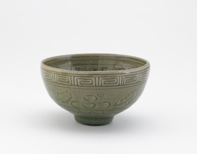 Serveringsskål i stil med Longquan ware, serveringsskål (hachi), tidlig på 1800-tallet (steintøy med celadon-glasur) av Aoki (attr. to) Mokubei