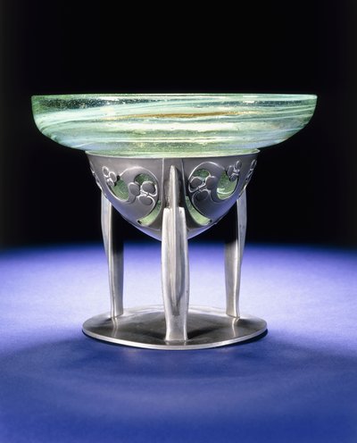 En Liberty Tudric tinnskål med James Couper & Sons Clutha glassforing, ca. 1902-05 (tinn, glass) av Archibald Knox