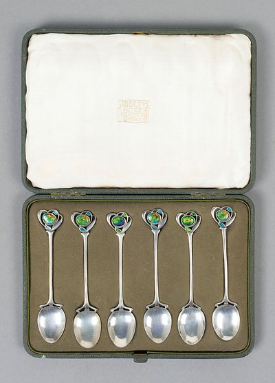 Et sett med Cymric sølvskjeer i eske med emaljerte endestykker designet av Archibald Knox (1864-1933) av Archibald Knox