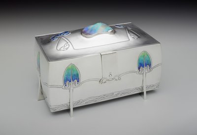 Box (model 652 variant) av Archibald Knox
