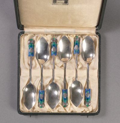 Sett med seks skjeer i original eske, produsent Liberty and Company, ca. 1895-1910 av Archibald Knox
