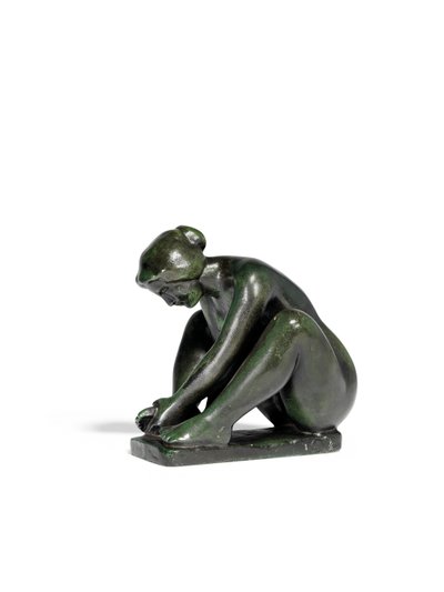 Hukende jente som holder en fot av Aristide Maillol