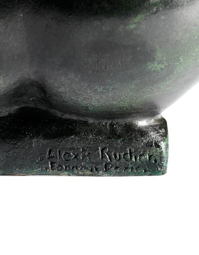 Hukende jente som holder en fot av Aristide Maillol