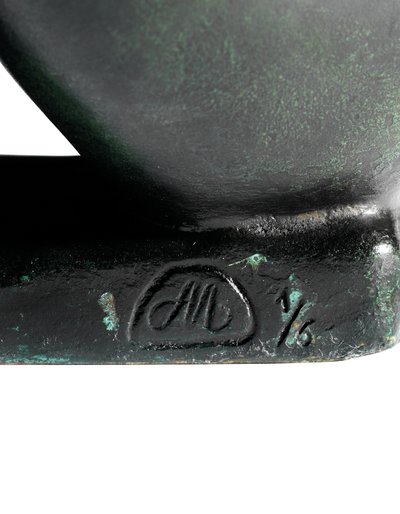 Hukende jente som holder en fot av Aristide Maillol