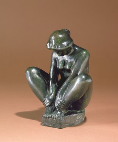 Girl Holding Both Feet, 1920 (bronse) av Aristide Maillol