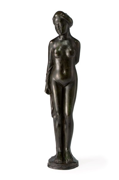 Stående bader, med draperi over høyre arm; Bader står drapert over høyre arm av Aristide Maillol
