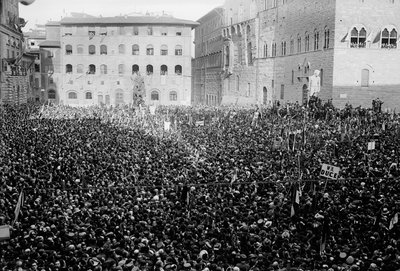 Folkemengde samlet på Piazza Signoria i anledning Hitlers og Mussolinis besøk i Firenze, 05/1938 (s/hv-bilde) av Armando Bruni