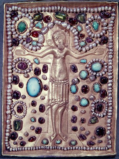 Relikvieromslag av en bibel som viser Kristus på korset (forgylt sølv med perler og edelstener) av Armenian School