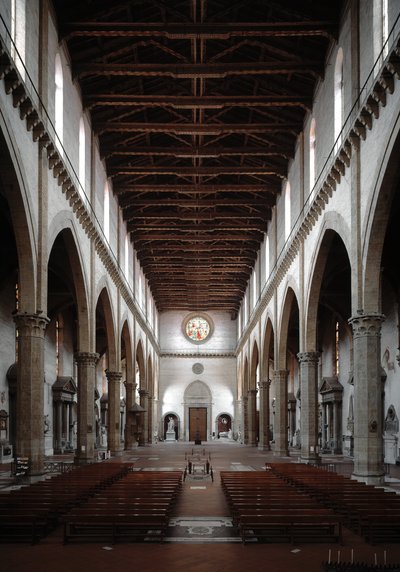 Renessanse: innvendig visning av basilikaen Santa Croce projisert av Arnolfo di Cambio (1245-1302 / 1310) (innvendig utsikt over basilikaen santa croce) 1294 Basilica Santa Croce, Firenze, Italia av Arnolfo di Cambio